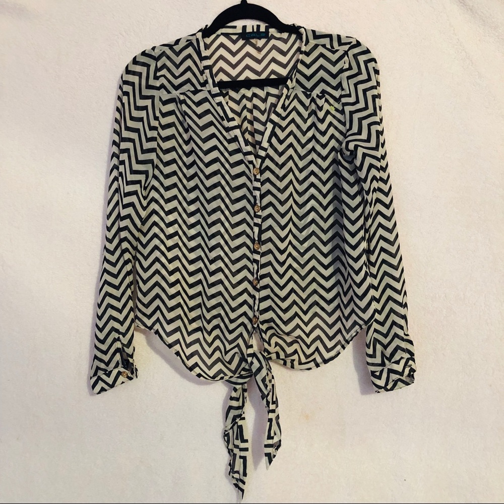 Cals flowy black and white tie top